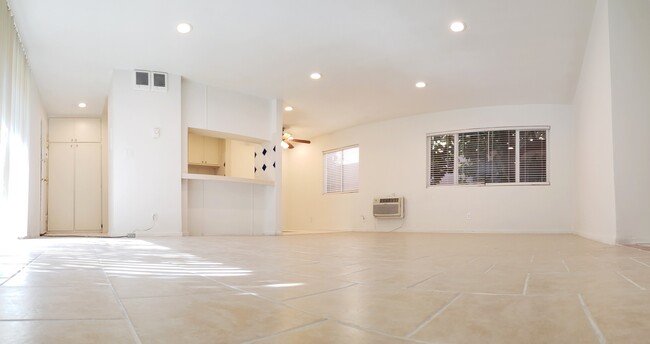 Cascade Pointe Apartments in Van Nuys, CA - Building Photo - Building Photo