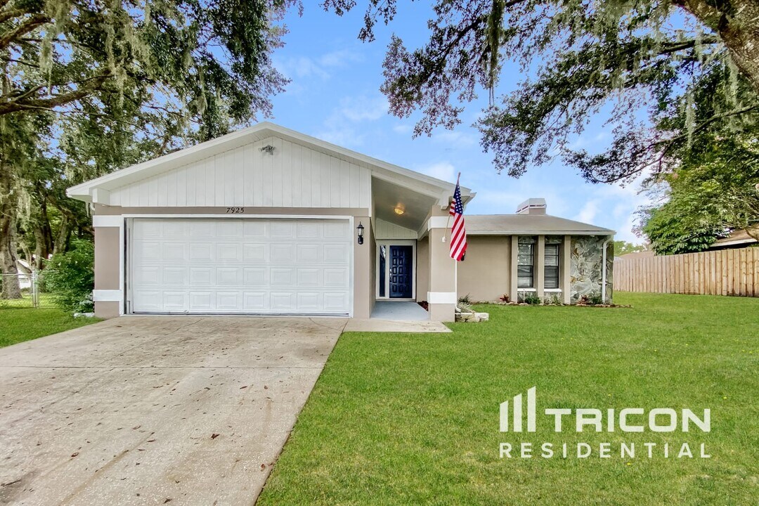 7925 Cameron Cay Ct in New Port Richey, FL - Building Photo