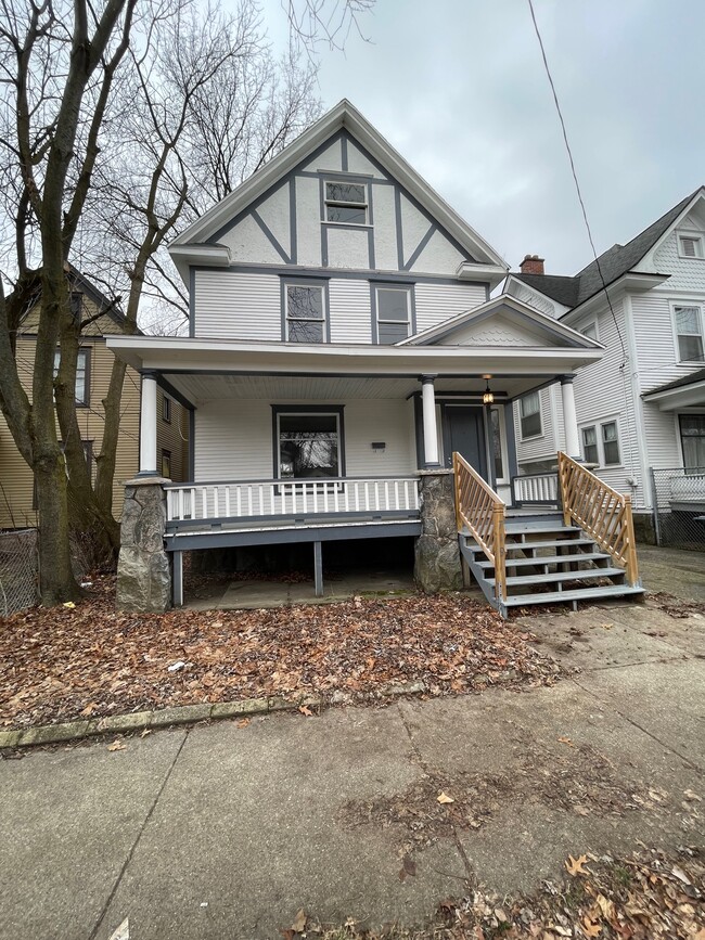 property at 719 W Cedar St