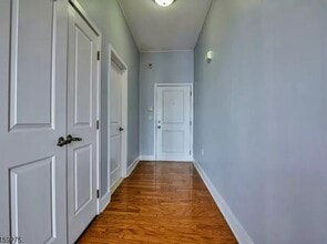 3 Greenwich Dr, Unit 116 in Jersey City, NJ - Building Photo - Building Photo