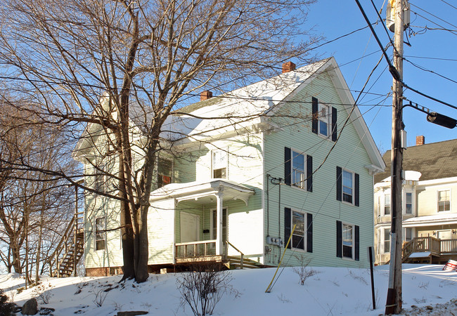 16 Highland Ave in Gardiner, ME - Foto de edificio - Building Photo