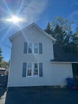 9 Nicholas Square in New Milford, CT - Building Photo