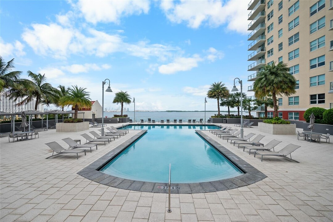 1155 Brickell Bay Dr, Unit 1405 in Miami, FL - Foto de edificio