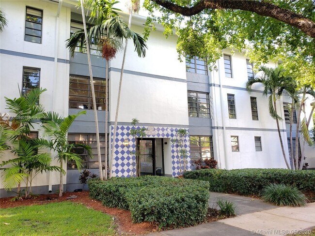 235 Antilla Ave-Unit -8 in Coral Gables, FL - Foto de edificio - Building Photo