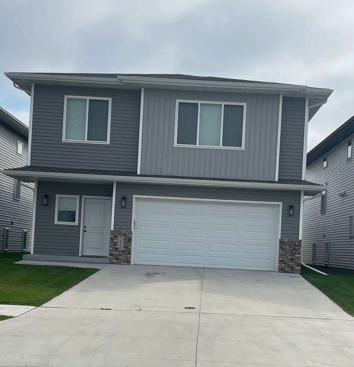 7488 24th Street S in Fargo, ND - Building Photo