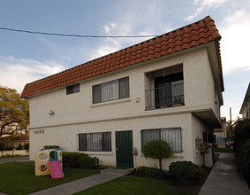 13000 Roselle Ave in Hawthorne, CA - Building Photo - Building Photo