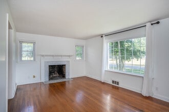 130 Hampton Ave in West Hartford, CT - Building Photo - Building Photo