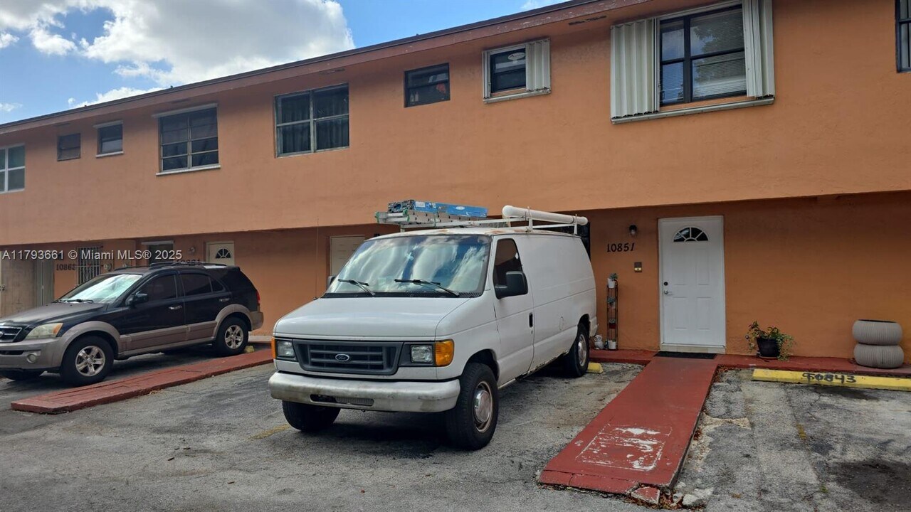 10851 SW 6th St in Miami, FL - Building Photo