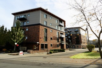 Redmond Square in Redmond, WA - Building Photo - Building Photo