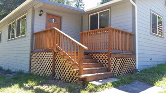 47534 Dement Creek Rd in Broadbent, OR - Building Photo