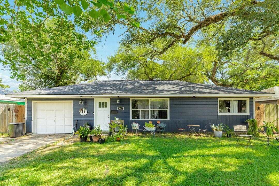 527 Gardenia St in Lake Jackson, TX - Building Photo