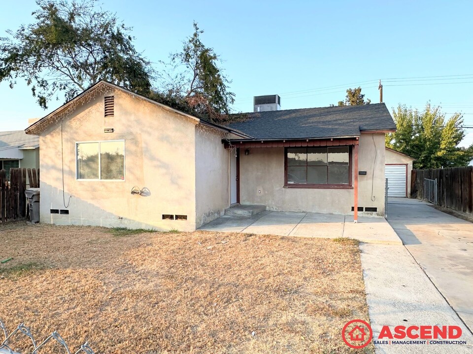 1230 Washington Ave in Bakersfield, CA - Building Photo