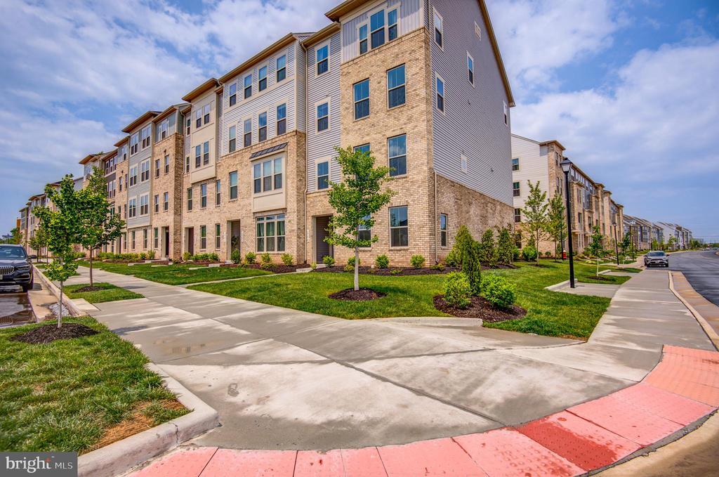 24276 Thurso Sq in Sterling, VA - Foto de edificio