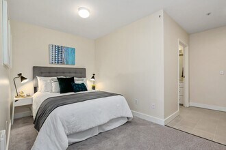 2440 Western Ave-Unit -#604 in Seattle, WA - Building Photo - Building Photo