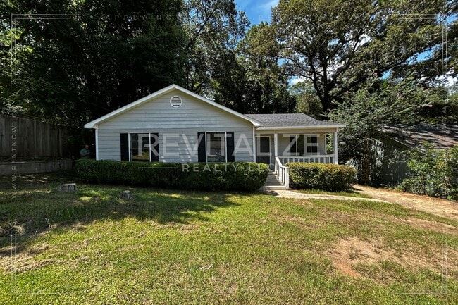 property at 5224 Colonial Cir N