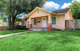 3303 Illinois St in Baytown, TX - Building Photo - Building Photo