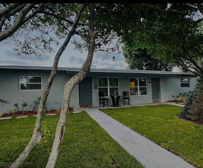 5880 NW 19th St in Lauderhill, FL - Building Photo - Building Photo