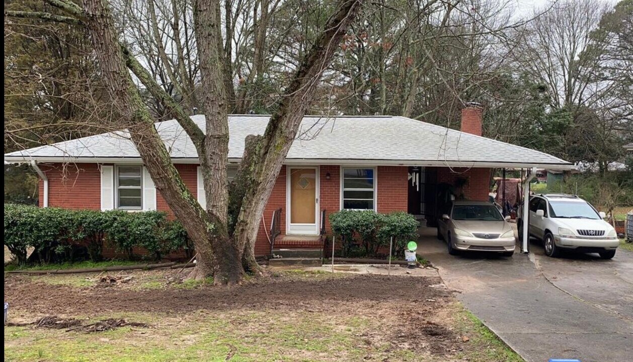 4545 Hendrix Dr in Forest Park, GA - Building Photo
