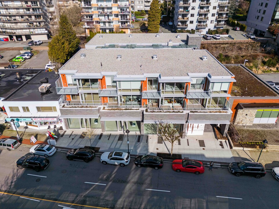 1301 Marine Dr in West Vancouver, BC - Building Photo