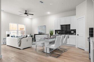 2340 Alsiddiq Dr in Irving, TX - Foto de edificio - Building Photo