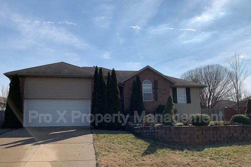 740 E Gallup Hill Rd in Nixa, MO - Building Photo