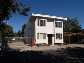 537 E Oak St in Stockton, CA - Foto de edificio - Building Photo