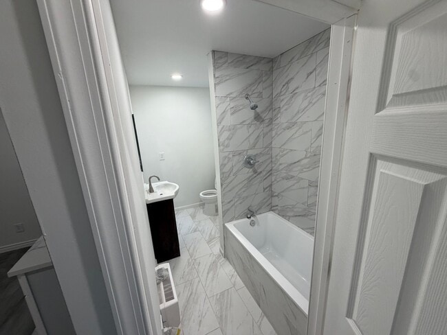 2742 Kensington Ave, Unit 5