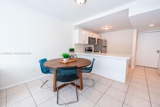 2345 NE 135th St in North Miami, FL - Foto de edificio - Building Photo