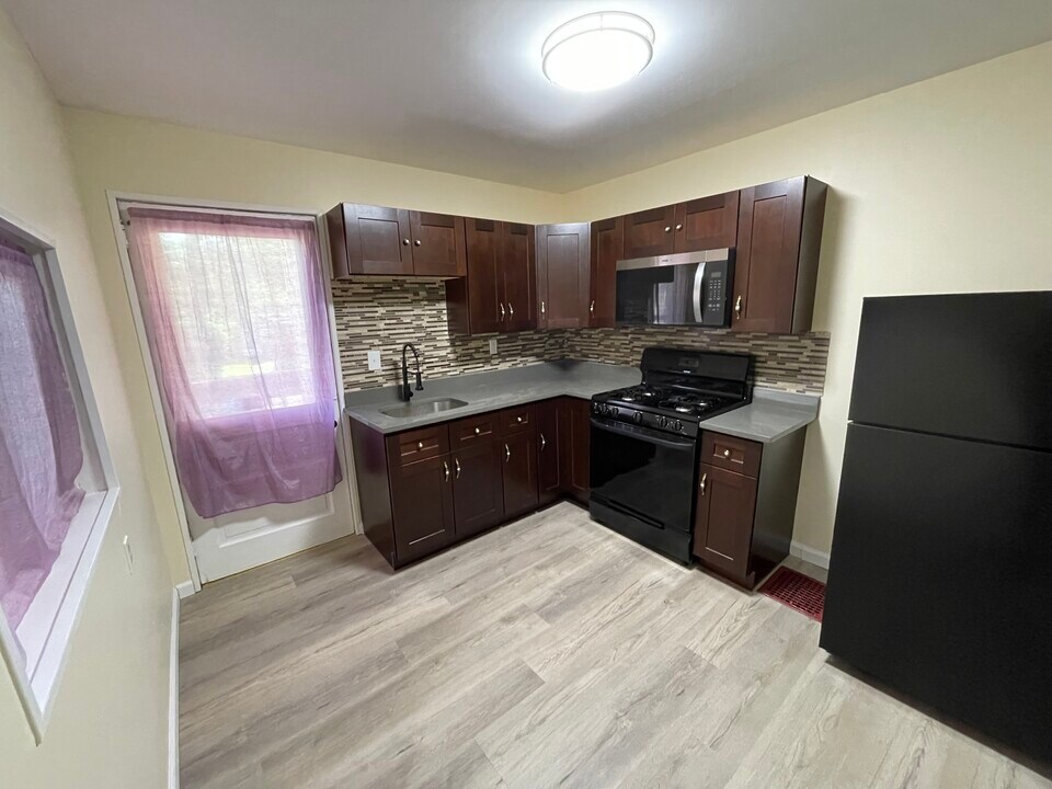5548 Avondale Pl, Unit 1st floor unit in Pittsburgh, PA - Building Photo