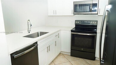 7041 SW 42nd Pl in Davie, FL - Building Photo - Building Photo