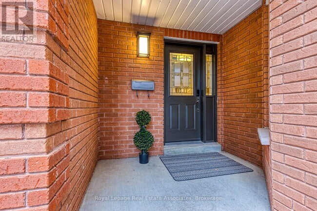 1735 The Collegeway in Mississauga, ON - Building Photo - Building Photo