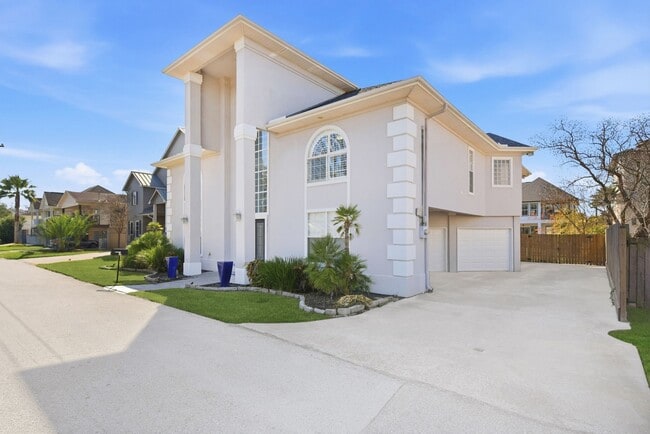 71 Harbor Ln in Kemah, TX - Building Photo - Building Photo