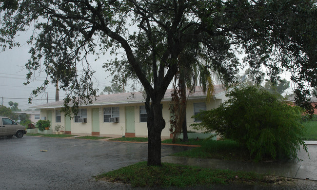 6097 Rodman St in Hollywood, FL - Building Photo - Building Photo