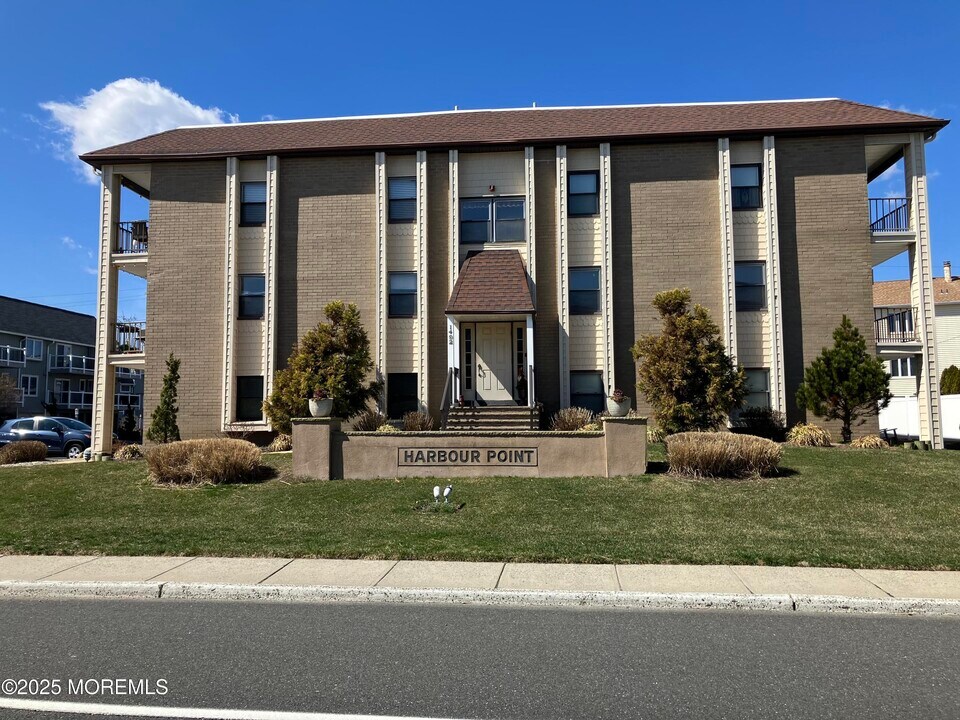 1492 Ocean Ave in Sea Bright, NJ - Foto de edificio