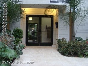 Harmony Village in North Hollywood, CA - Foto de edificio - Building Photo