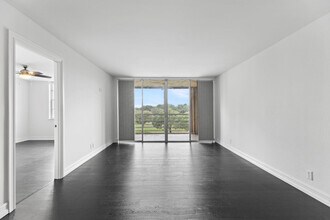 9470 Poinciana Pl in Davie, FL - Foto de edificio - Building Photo