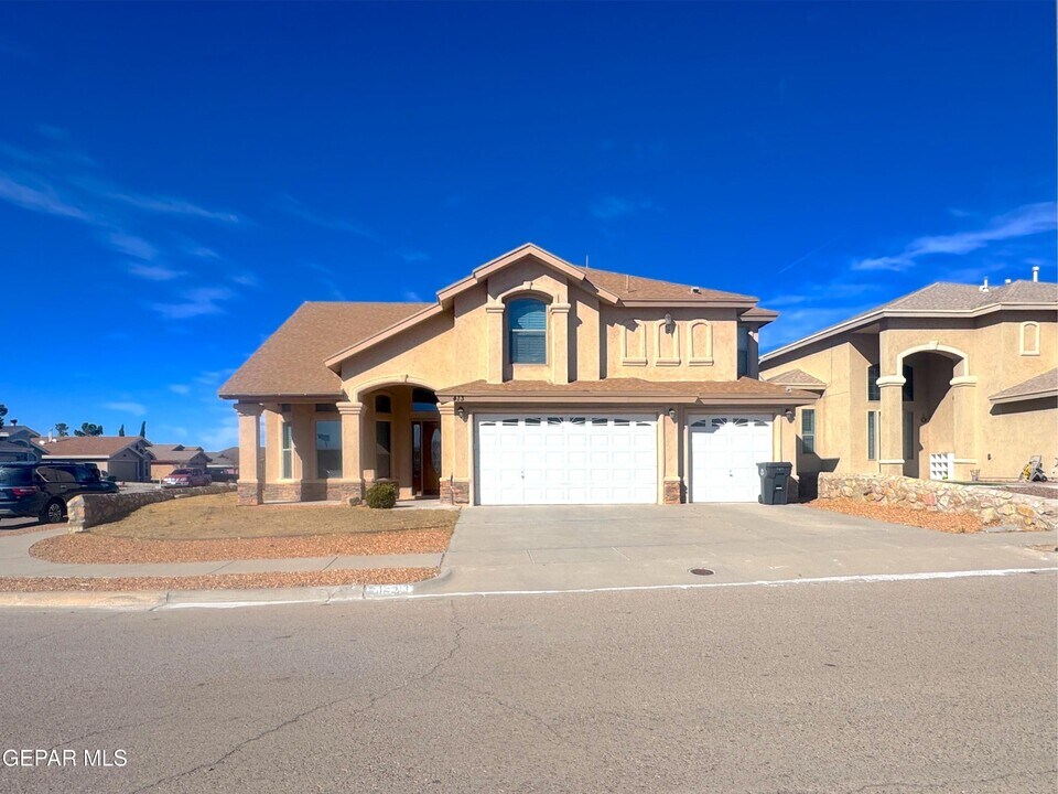 413 Claiborne St in Horizon City, TX - Building Photo