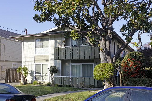 619 Santa Clara Ave in Alameda, CA - Foto de edificio - Building Photo