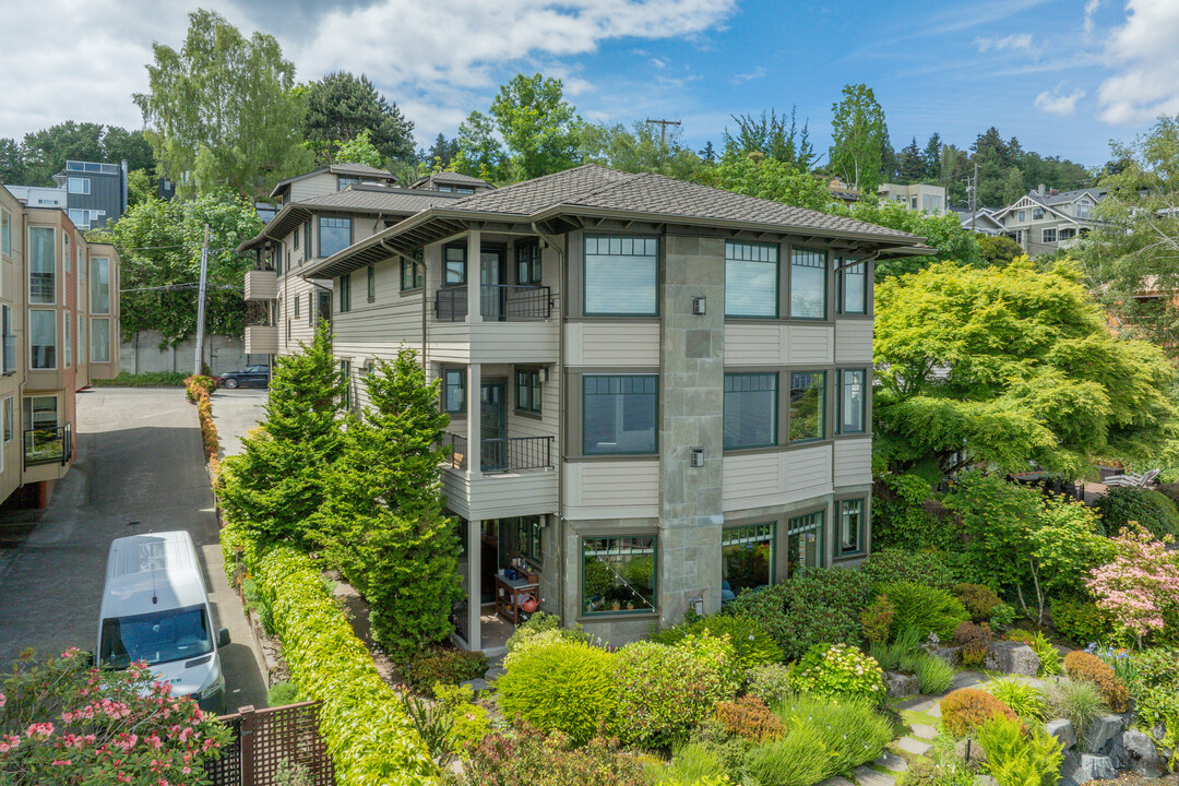 LAKESIDE CONDOMINIUM in Seattle, WA - Building Photo