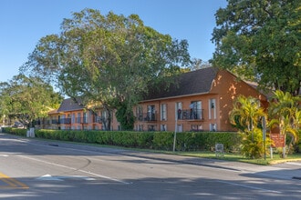 Tennis Villas Apartments in Miami, FL - Building Photo - Building Photo