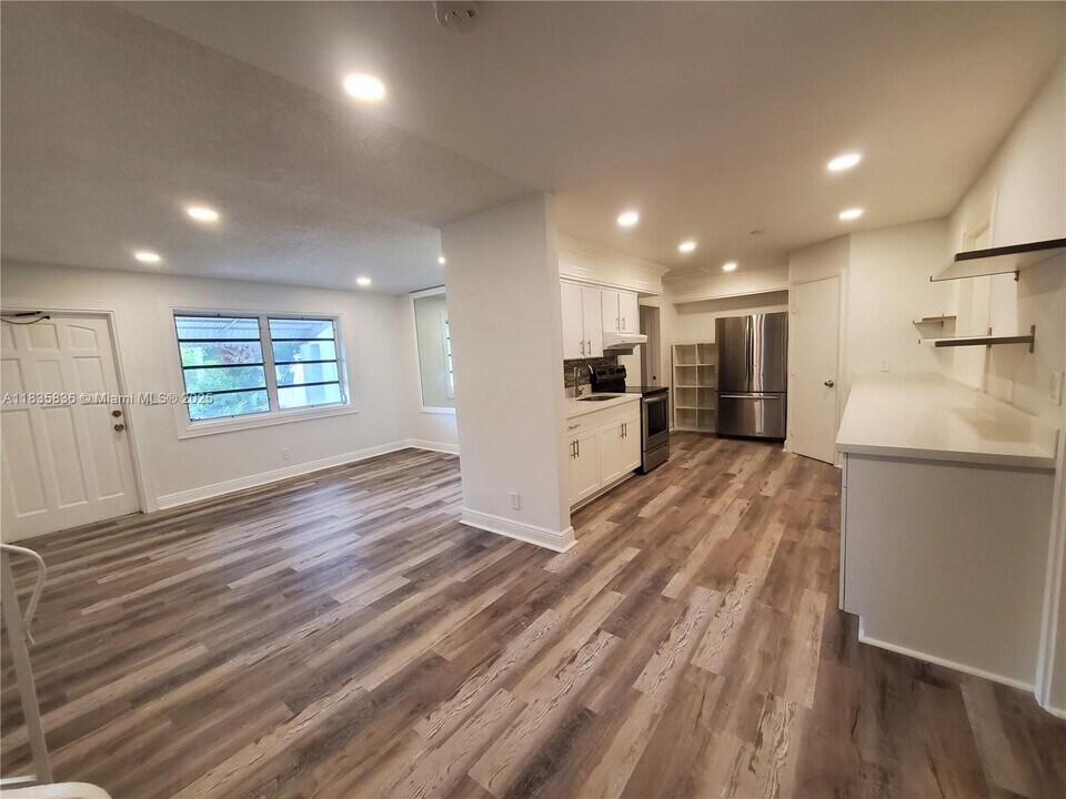126 NW 8th Ave in Hallandale Beach, FL - Building Photo