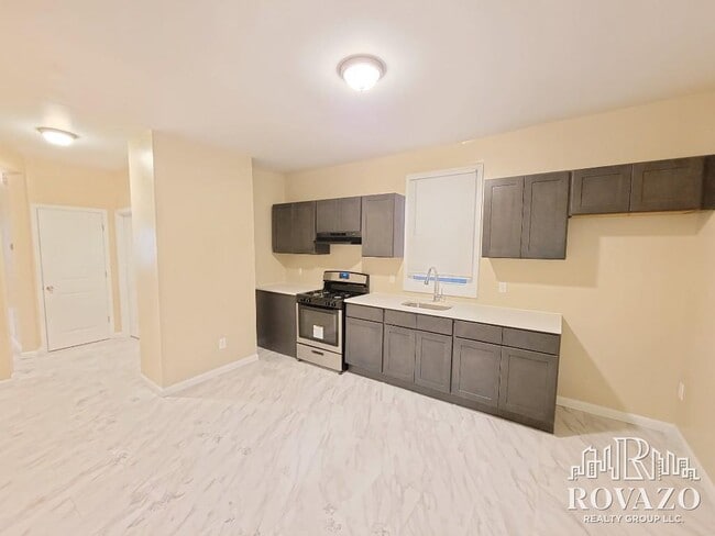 384 21st St in Irvington, NJ - Foto de edificio - Building Photo