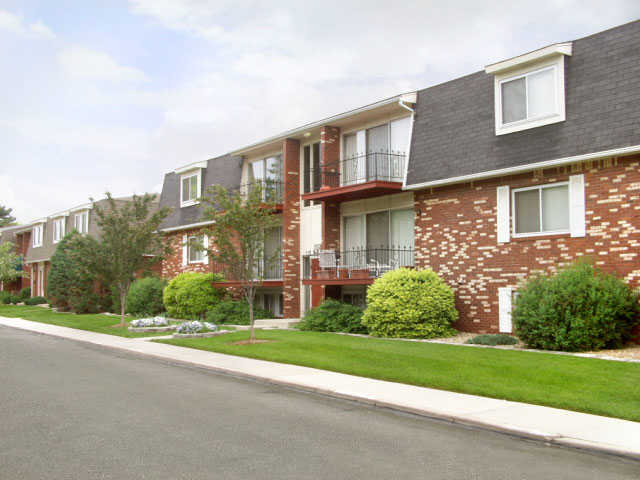 Village Park at Eastborough in Wichita, KS - Foto de edificio