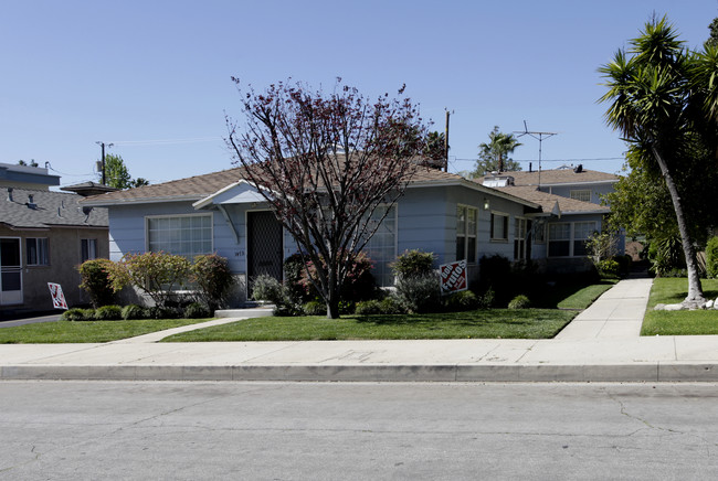 147 N Beachwood Dr in Burbank, CA - Foto de edificio - Building Photo