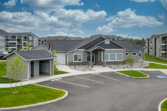 Crown Pointe Apartments in Post Falls, ID - Building Photo - Building Photo