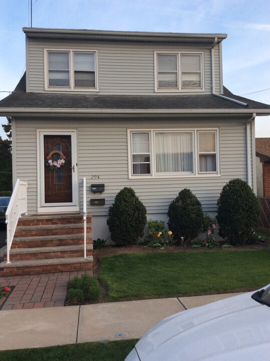 294 President St in Saddle Brook, NJ - Foto de edificio