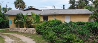 4455 NE Palmetto Dr in Jensen Beach, FL - Building Photo