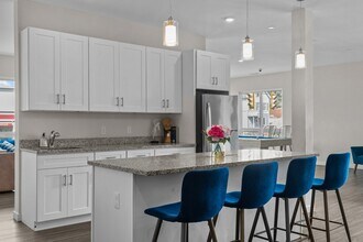 71 Connecticut Ave, Unit 206 in Norwalk, CT - Foto de edificio - Building Photo