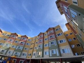 Village at Nogalitos in San Antonio, TX - Foto de edificio - Building Photo