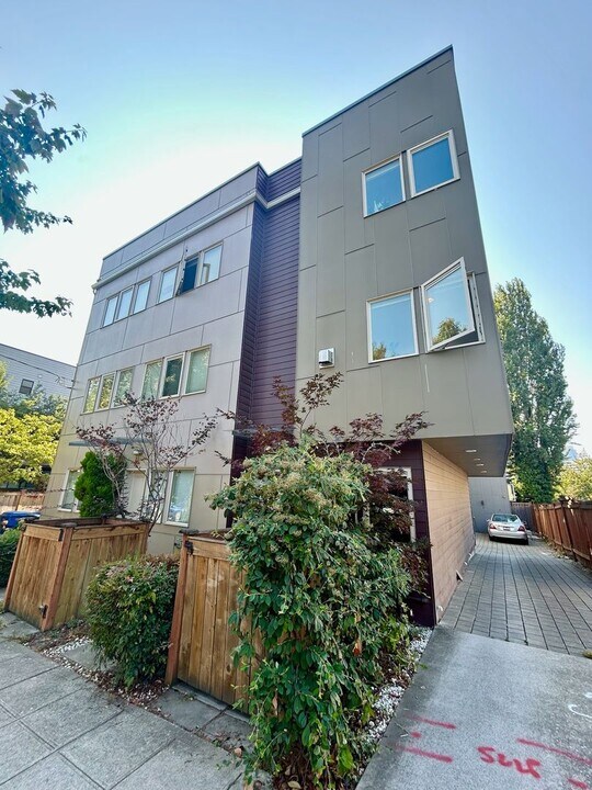 709 15th Ave in Seattle, WA - Building Photo
